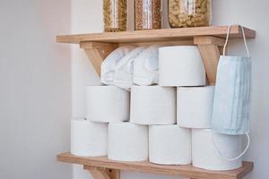 Stocks de rouleaux de papier toilette sur étagère photo