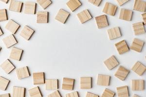 motif de blocs de bois vides sur fond blanc avec espace de copie, vue de dessus photo