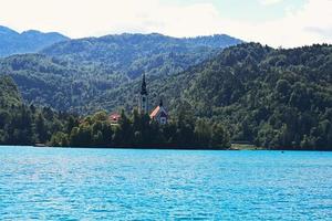 lac saigné avec st. église marys de l'assomption sur une petite île, slovénie. photo