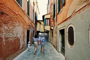 promenade en famille dans les rues de venise, italie. photo