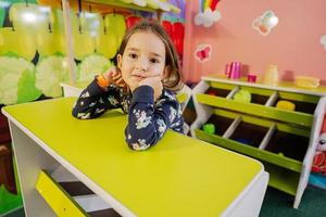 petite fille jouant à l'aire de jeux de cuisine intérieure pour enfants. photo