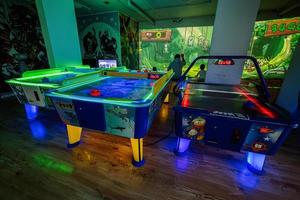 tables de hockey sur air à l'aire de jeux intérieure pour enfants. photo