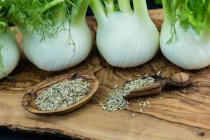 bulbes de fenouil vert et blanc sur bois d'olivier photo