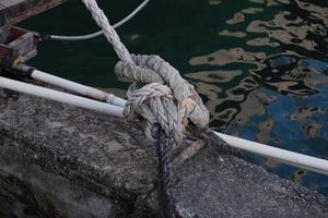 se concentrer sélectivement sur les nœuds de corde pour attacher les bateaux de pêche photo