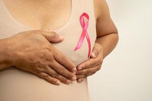 cancer du sein, ruban rose chez une dame âgée asiatique pour soutenir la sensibilisation, symbole de la journée mondiale du cancer du sein. photo