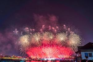 feux d'artifice colorés de vijit chao phraya sur le pont buddhayodfa chulalok maharat, bangkok, thaïlande. photo