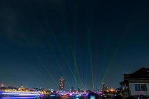 lumières laser sur le pont à bangkok, thaïlande photo