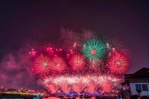 feux d'artifice colorés de vijit chao phraya sur le pont buddhayodfa chulalok maharat, bangkok, thaïlande. photo