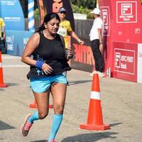 new delhi, inde - 16 octobre 2022 - course de semi-marathon vedanta delhi après covid dans laquelle les participants au marathon sont sur le point de franchir la ligne d'arrivée, semi-marathon de delhi 2022 photo