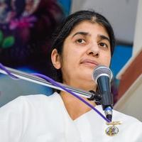 new delhi, inde, 16 octobre 2022 - bk shivani pendant la séance de méditation, shivani verma, mieux connu sous le nom de bk shivani, est un enseignant du mouvement spirituel de yoga et de méditation brahma kumaris de l'inde photo