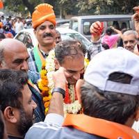 Delhi, Inde, 02 décembre 2022 - partisan du bjp du parti bharatiya janata lors d'un méga road show en faveur du candidat bjp pankaj luthara pour déposer des documents de candidature avant les élections locales mcd 2022 photo