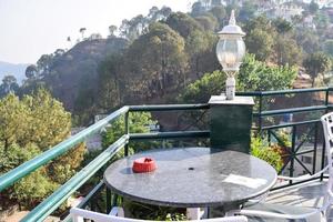 vue tôt le matin du restaurant moderne sur le toit à kasauli, himachal pradesh en inde, vue sur les collines de montagne depuis le restaurant en plein air à kasauli, restaurant sur le toit de kasauli photo