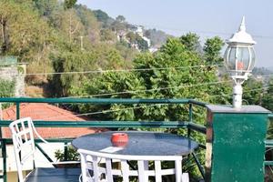 vue tôt le matin du restaurant moderne sur le toit à kasauli, himachal pradesh en inde, vue sur les collines de montagne depuis le restaurant en plein air à kasauli, restaurant sur le toit de kasauli photo