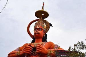 grande statue de lord hanuman près du pont du métro de delhi situé près de karol bagh, delhi, inde, lord hanuman grande statue touchant le ciel photo