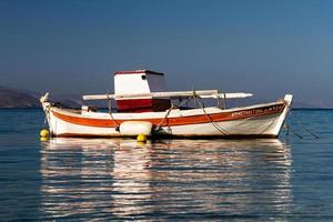 bateaux de pêcheurs traditionnels de la grèce photo