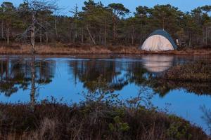 camping et tente au bord du lac photo