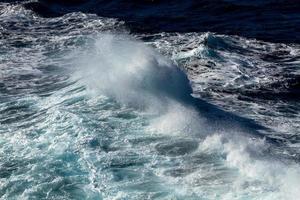 vagues dans la mer méditerranée photo