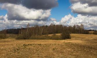 paysages de printemps avec des nuages photo