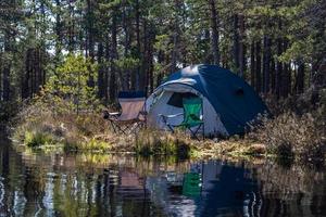 camping et tente au bord du lac photo