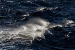 vagues dans la mer méditerranée photo