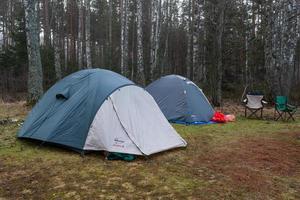 camping et tente au bord du lac photo