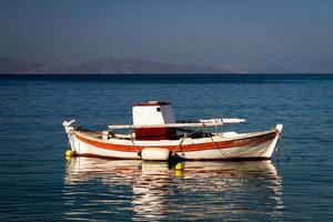 bateaux de pêcheurs traditionnels de la grèce photo