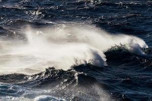 vagues dans la mer méditerranée photo