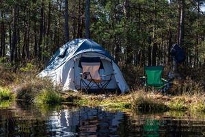 camping et tente au bord du lac photo