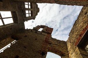 ruines du manoir en estonie par une journée ensoleillée photo