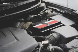 photo de pièces de voiture et de pare-chocs devant la voiture