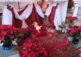 scène de la nativité avec l'enfant jésus. éléments de la crèche chrétienne catholique. décor de l'église. photo