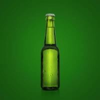 bouteille verte de bière fraîche avec des gouttes de condensation sur fond vert. rendu 3D photo