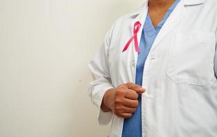 femme médecin asiatique avec ruban rose, journée mondiale du cancer du sein en octobre. photo