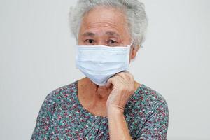 patiente âgée asiatique portant un masque pour protéger le coronavirus covid-19. photo
