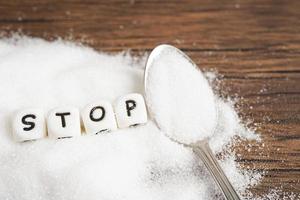 stop, sucre granulé sucré avec texte, prévention du diabète, régime alimentaire et perte de poids pour une bonne santé. photo