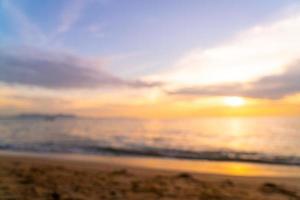 flou abstrait belle plage tropicale et mer avec ciel crépusculaire au coucher du soleil photo