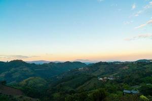 belle colline de montagne avec ciel photo