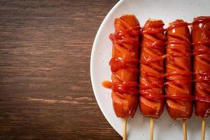 brochette de saucisses frites au ketchup photo