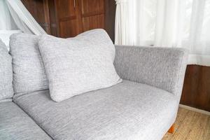 oreillers confortables sur canapé en bois photo
