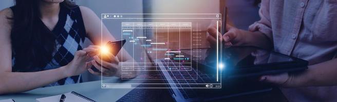 analyste travaillant avec un ordinateur dans un système d'analyse d'entreprise et de gestion de données pour créer un rapport avec des kpi et des métriques connectés à la base de données. stratégie d'entreprise pour les finances, les opérations, les ventes, le marketing photo