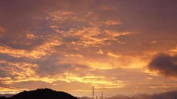 la belle vue sur le coucher de soleil avec les nuages colorés et la silhouette des montagnes en arrière-plan photo