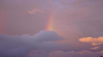 l'arc-en-ciel coloré s'élevant dans le ciel après la pluie d'été photo