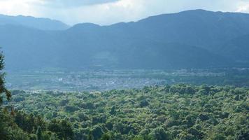 la belle vue sur les montagnes avec le ciel nuageux et la vallée parmi eux photo