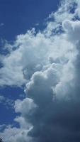 la vue du ciel bleu avec les nuages blancs en été photo