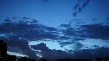 la belle vue du ciel coucher de soleil avec les nuages et le ciel bleu photo