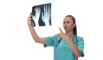 jeune femme médecin chirurgien tenant patient x ray. isolé sur fond blanc photo