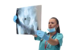 jeune femme médecin chirurgien tenant patient x ray. isolé sur fond blanc photo