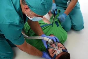 équipe médicale donnant la cpr au patient. isolé photo