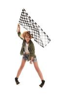 femme agitant un drapeau de course photo