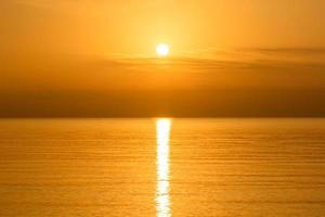 vue panoramique sur le coucher de soleil doré d'été parfait sur la mer méditerranée à saint tropez dans le sud de la france photo